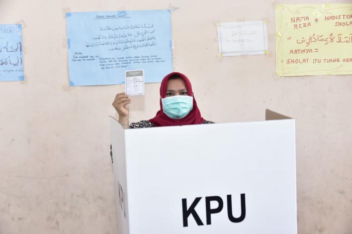 Kasmarni Sapu Bersih Suara Pemilih di TPS 03 Tempatnya Salurkan Suara