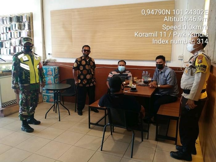 Babinsa Koramil 11 Kandis Kembali Menggelar Disiplin Prokes di Posko PPKM