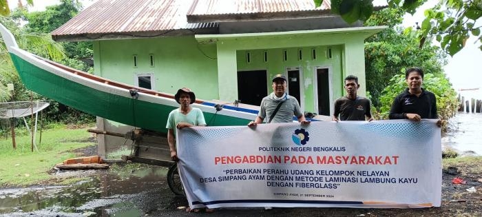 Pengabdian Masyarakat Melalui Laminasi Fiberglass Perahu Nelayan Simpang Ayam