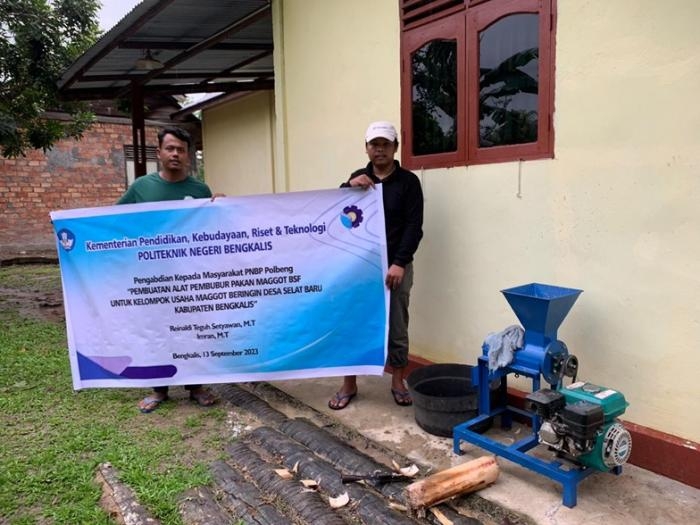 Tingkatkan Kapasitas Produksi Kelompok Usaha Magot Desa Selat Baru, Dosen Polbeng Bantu Peralatan