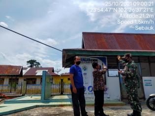 Bangun Fasilitas Ruamh Ibadah, Babinsa Desa Sebauk Serka Yanuswar Giat Lakukan Komsos Bersama Warga
