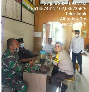 Antisipasi Penyebaran Covid 19, Babinsa Koramil 01 Bengkalis Gelar Komsos di Desa Teluk Latak