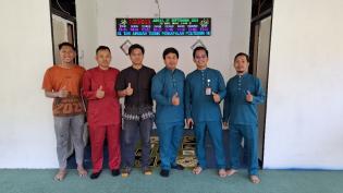 Dosen Elektro Polbeng Serahkan Jam Waktu Sholat (JWS) Pada Musala Darul Ilmi 