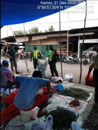 Anggota Danramil 11/Pwk Kandis gelar patroli gakplin protokol kesehatan