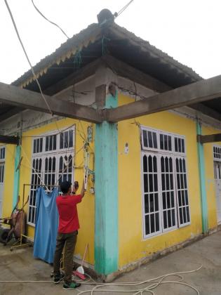 Mantap! Dosen Polbeng Lakukan Perbaikan Instalasi Listrik Rumah Ibadah di Desa Lubuk Muda