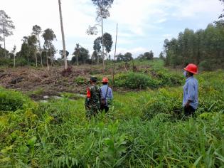 Babinsa Kampung Tasik Betung Gelar Patroli Karlahut Bersama Warga