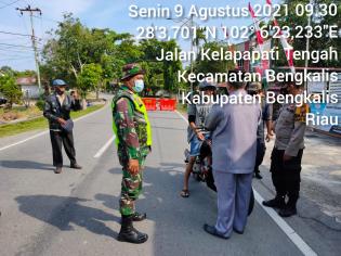 Cegah Covid 19, Personil Koramil 01 Bengkalis Serda Sitorus Gelar Operasi Prokes